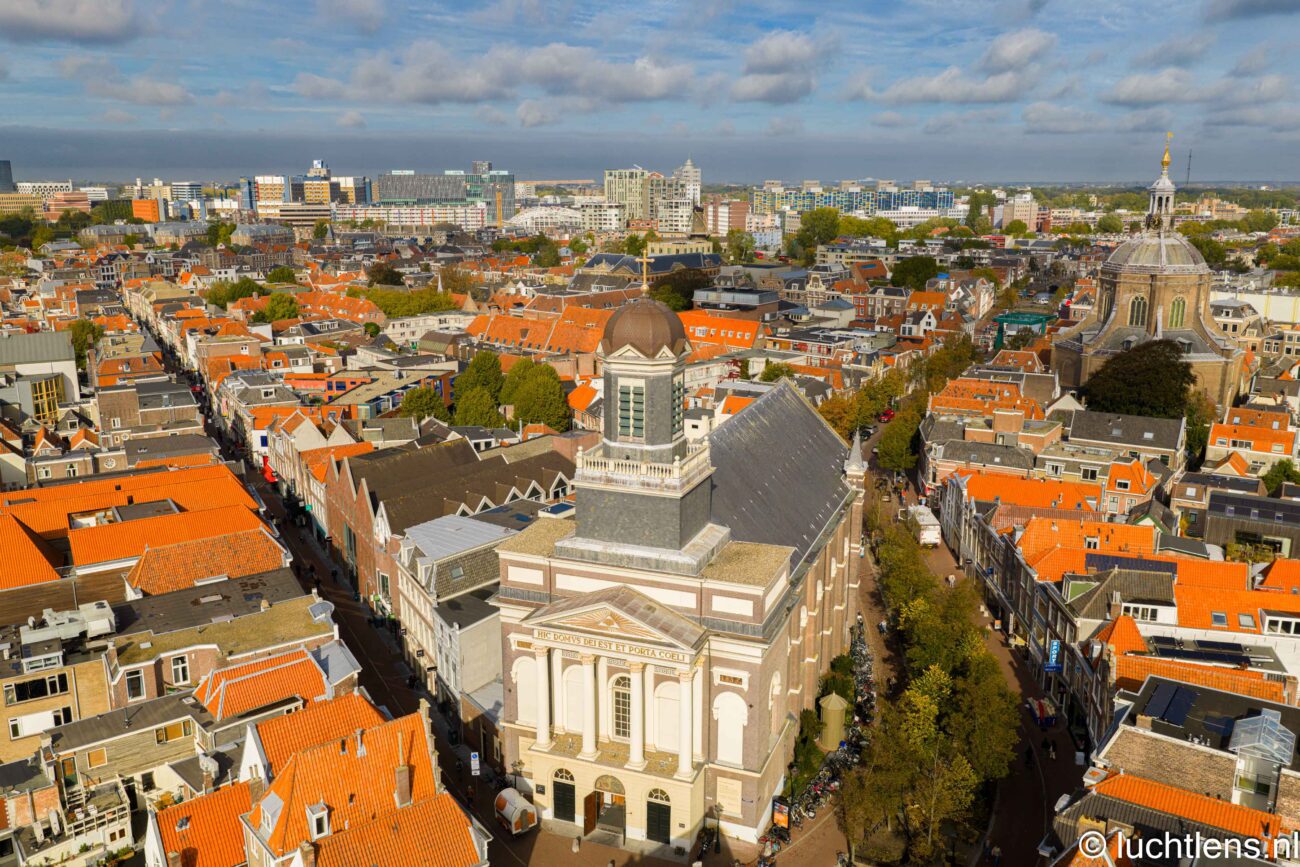 Een Zonnige Herfstdag Boven de Leidse Binnenstad: De Hartebrugkerk in de Hoofdrol