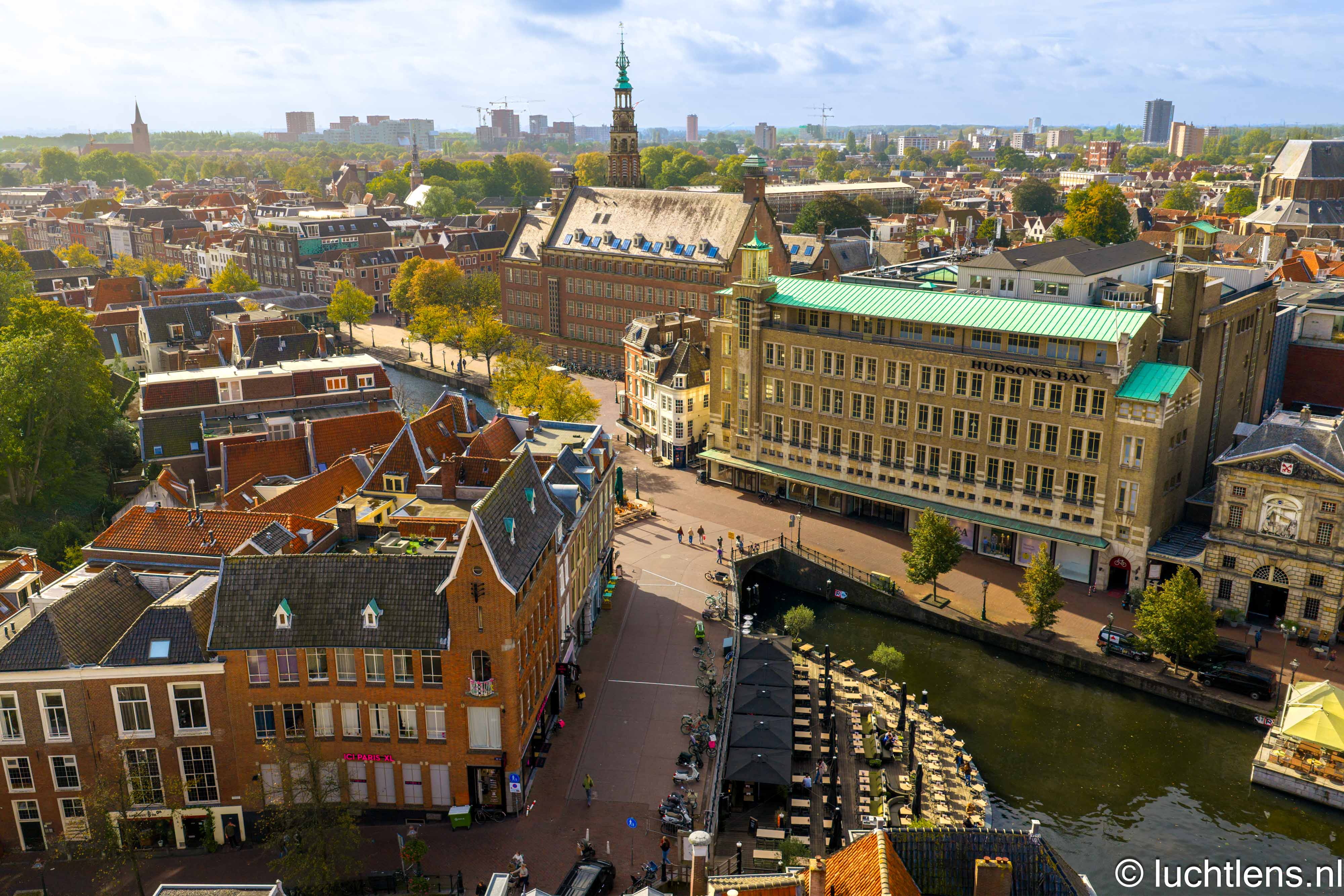 De Aalmarkt: Een Samenspel van Oud en Nieuw