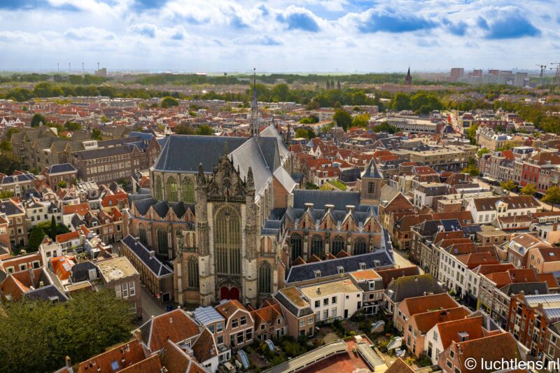De Hooglandse Kerk: Een Majestueus Monument in het Hart van Leiden