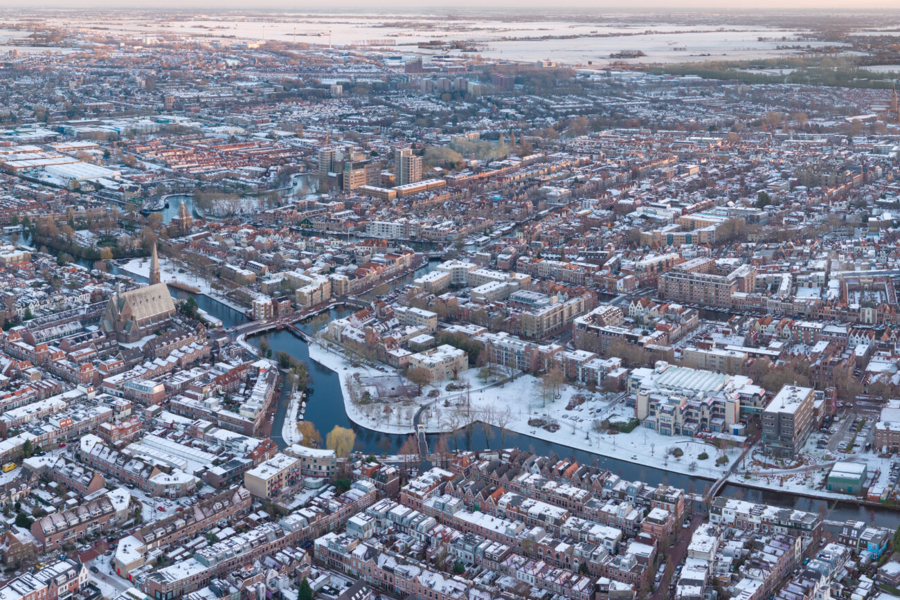 Winterse rust boven het Singelpark: Leiden in de sneeuw