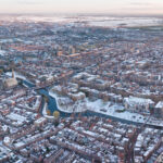 Winterse rust boven het Singelpark: Leiden in de sneeuw