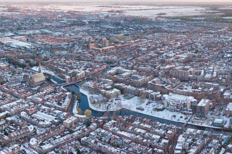 Winterse rust boven het Singelpark: Leiden in de sneeuw