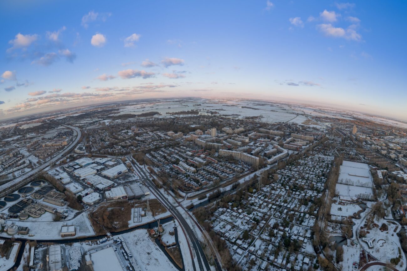 Winterse verstilling: De Merenwijk onder een wit laken